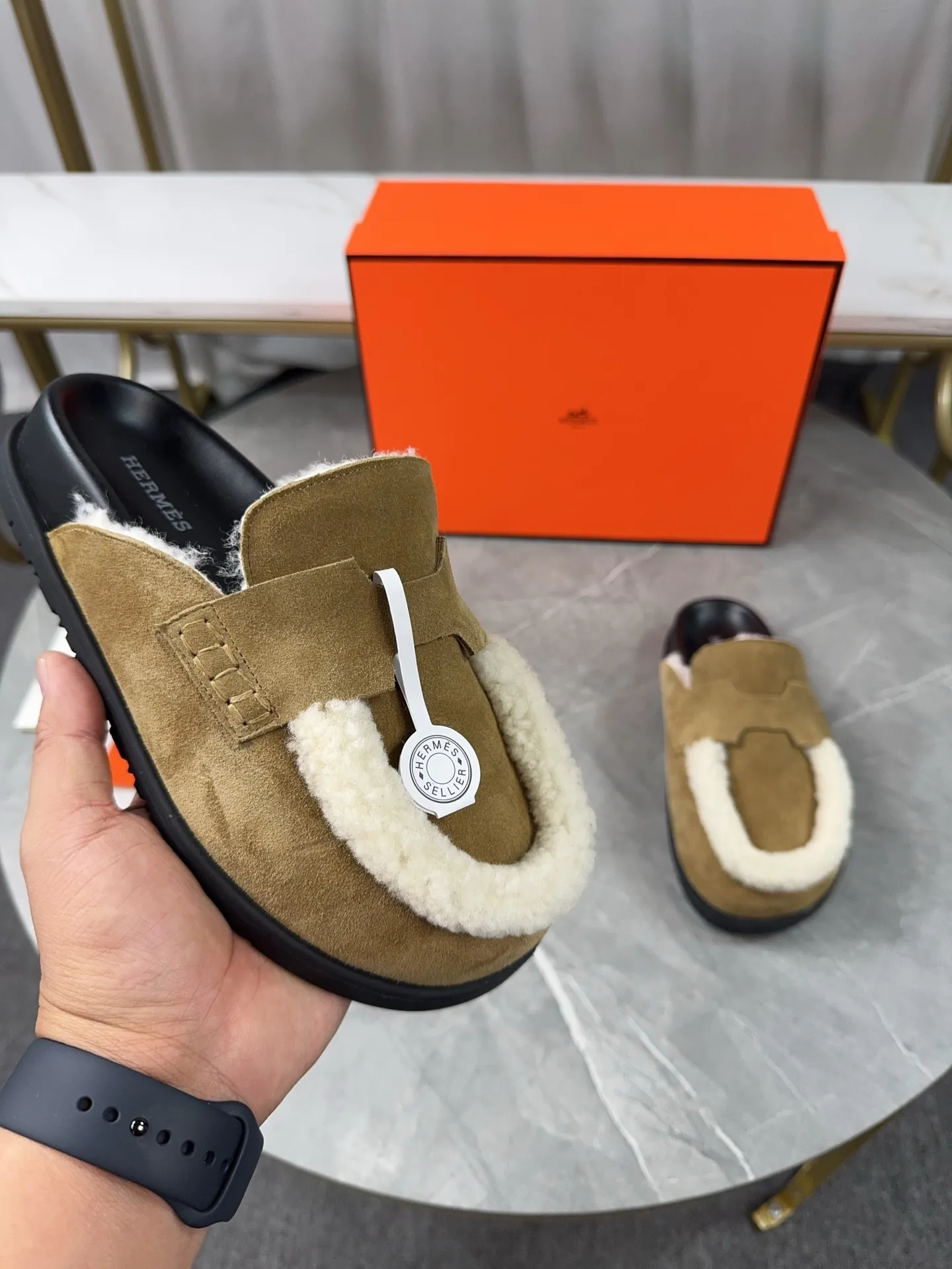 p460🐮🐮HERMES Birkenstock Mules🍬 Spring and summer really need versatile slippers. They have a casual and high-end feel, and the comfort is also great. The large toe design adds a playful feel, and the slip-on design is convenient and practical to wear. 🌷Upper: original high mercerized cow velvet 🌷Inner lining: wool 🌷Outsole: original TPU water platform + rubber film combination 🌷Number of sizes: women's size 35-40 (40-41 -42 is not returnable) men's size: 38-45 (45 is not returnable)